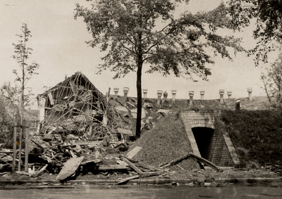 14379 Tweede Wereldoorlog. Op 31 mei 1943 (17.30 uur) werd de stoomwasserij 'Volharding' aan de Singel door een bom ...