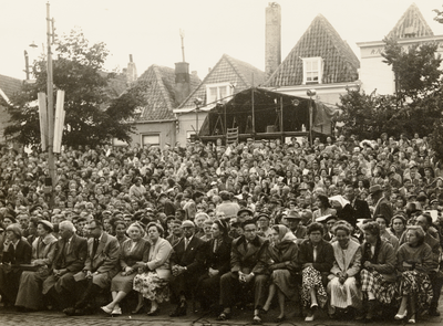 14385 Openluchtspel 'Bestevaer Michiel' van Louis Lockefeer, uitgevoerd op de Oude Markt op 3 juli 1957. Een deel van ...