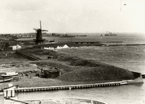 14416 De Oranjedijk met de Oranjemolen. Links op de achtergrond het Oranjekwartier en het 'Eiland'