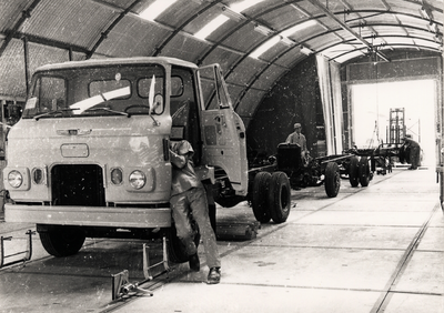 14525 De assemblagehal van de automobielfabriek Nederland n.v. in Vlissingen-Oost, waar vrachtwagens van het type KM ...