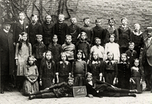 14690 Klas no.11 van de openbare school A (Duinpoortschool) in de Coosje Buskenstraat. Links staat het hoofd der school ...