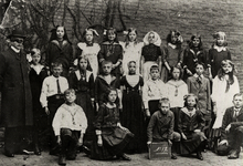 14691 Klas no. 12 van de openbare school A (Duinpoortschool) in de Coosje Buskenstraat. Links staat het hoofd der ...
