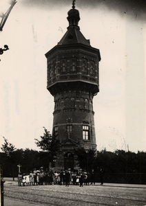 14718 De Badhuisstraat gezien vanaf de Koudekerkseweg, met zicht op de Watertoren. Eerste steen gelegd op 10 juli 1894, ...