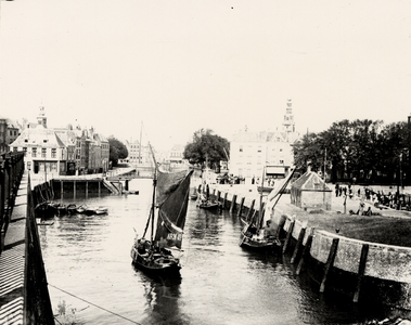 14760 De Voorhaven, de Beursbrug en de Koopmanshaven. Links van de brug ziet men het Beursgebouw op het Beursplein. ...