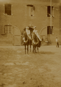 14775 Koninginnedag op 31 aug. 1911, georganiseerd door de Vlissingse Oranjebond. Twee van de vele deelnemers aan de ...