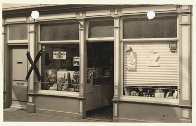 14877 De kruidenierswinkel van J.. de Buck, Noordstraat 57