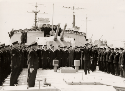 14881 Op 14 mei 1954 werd aan boord van Hr. Ms. Jacob van Heemskerck het commando Maritieme Middelen en het commando ...