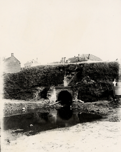 14884 Waterpoortje nabij de Middelburgse poort. Op de achtergrond huizen in de Coosje Buskenstraat.