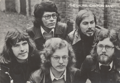 14915 'The Laurel Canyon Band' Achter van l. naar r.: Dave van Roggen (lead & steelguitars/mandolin/vocals) en Hans ...