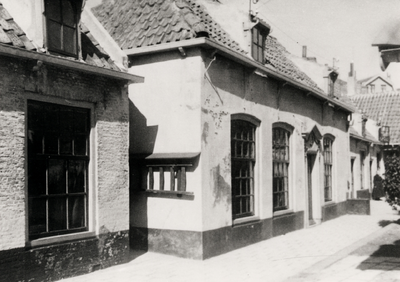 14950 Het Oude Gasthuis aan de Koestraat. Enkele huisjes op de binnenplaats.