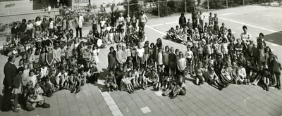 15053 De A.H.S. Stemerdingschool aan de Molenweg in Oost-Souburg. Groepsfoto. Linksboven klas 6 met het hoofd der ...