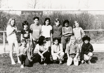 15054 Meisjesvoetbalelftal van de A.H.S. Stemerdingschool aan de Molenweg in Oost-Souburg. De meisjes (klas 5 en 6) ...