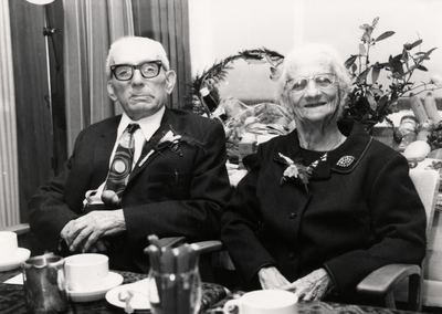 15075 In hotel restaurant 'Delta' viert het echtpaar K. de Nooijer (87) en C.J. de Nooijer-Kok (86) hun 60-jarig ...