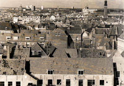 15085 Luchtfoto van Vlissingen, waarschijnlijk gezien vanaf het flatgebouw in de Lange Zelke. Foto gezien in ...