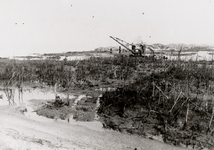 15110 Tweede Wereldoorlog. Het dichten van het gat in de Nolledijk na het bombarderen van de dijk op 7 okt 1944