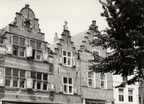 15169 Drie historische trapgevels, gerestaureerd na de oorlogsschade van 1940-1945, aan de Nieuwendijk 15 (de linker ...