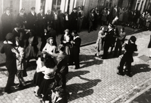 15328 Openluchtbal in de Nieuwstraat tijdens het bevrijdingsfeest van 1945