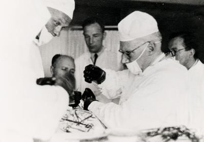 15342 Dr. A. Staverman, dr. H.J. Jens en dr. Lacomblé in de operatiekamer van het Bethesda ziekenhuis.