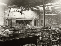 15361 Interieur van het Scheldekwartier aan de Van Dishoeckstraat na de grote brand op 4 febr. 1967. De kantinezaal, ...