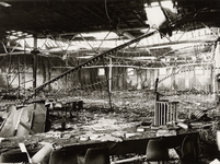 15362 Interieur van het Scheldekwartier aan de Van Dishoeckstraat na de grote brand op 4 febr. 1967. De kantinezaal, ...