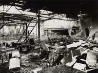 15363 Interieur van het Scheldekwartier aan de Van Dishoeckstraat na de grote brand op 4 febr. 1967. De kantinezaal, ...