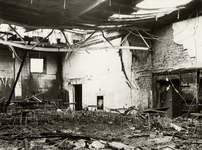 15366 Interieur van het Scheldekwartier aan de Van Dishoeckstraat na de grote brand op 4 febr. 1967. De kantinezaal, ...