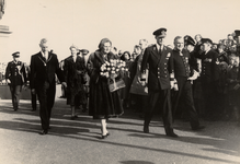 15375 H.K.H. Koningin Juliana en Z.K.H. Prins Bernhard op Boulevard de Ruyter na de kranslegging bij het standbeeld van ...