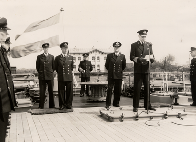 15388 Op 14 mei 1954 werd aan boord van Hr. Ms. Jacob van Heemskerck het commando Maritieme Middelen en het commando ...