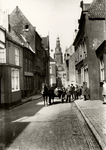 15412 De Sarazijnstraat gezien vanaf de Nieuwendijk. De jongeman met hoed is Klaas Schroevers