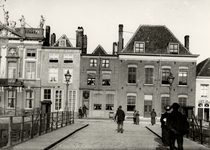 15421 De Dokkade met links het 'Beeldenhuis'. Op de voorgrond de Schipbrug