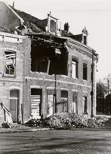 15446 Tweede Wereldoorlog. Verwoest pand Badhuisstraat, hoek Aagje Dekenstraat, het woonhuis van de fam. J, Wolters (dokter)