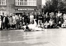 15464 Judowedstrijden op het plein van de Bonedijkeschool. De wedstrijden waren onderdeel van de stedenontmoeting ...