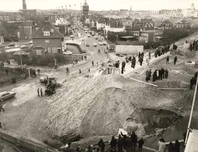 15488 In febr. 1975 begon men met het aanleggen van een nieuw dijklichaam achterlangs Boulevard Evertsen (begin oprit ...