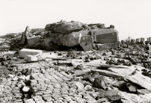 15517 Tweede Wereldoorlog. Verwoeste bunker op het Eiland