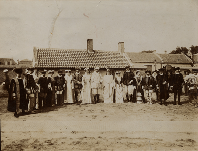 15536 Koninginnedag 31 aug. 1911, georganiseerd door de Vlissingse Oranjebond. De deelnemers aan de optocht door de ...