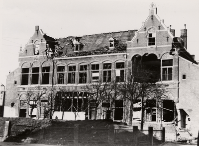 15545 Tweede Wereldoorlog. Openbare school aan de Grote Markt na het bombardement op 1 juni 1942. Op de voorgrond de ...