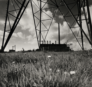 15573 De Provinciale Zeeuwsche Electriciteits-Maatschappij (PZEM) centrale aan de Edisonweg in Vlissingen gezien vanaf ...