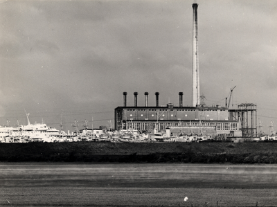 15575 De Provinciale Zeeuwsche Electriciteits-Maatschappij (PZEM) centrale aan de Edisonweg in Vlissingen gezien vanaf ...