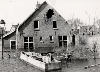 15594 Tweede Wereldoorlog. Tuindorp na de inundatie. Het pand Dahlialaan 1