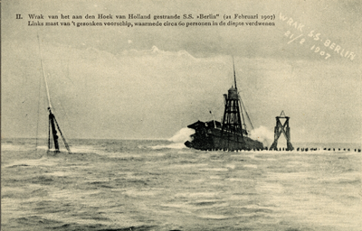 15680 'II. Wrak van het aan den Hoek van Holland gestrande S.S. 'Berlin' (21 Februari 1907) Links mast van 't gezonken ...