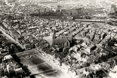 15688 Luchtfoto van Vlissingen met het Bellamypark (onder), de Sint Jacobskerk (midden) en de gebouwen en terreinen van ...