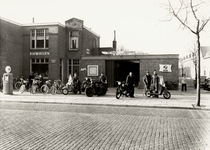 15695 De fietsen-, bromfietsen- en motorenzaak van de Pree in de Scheldestraat met rechts de Verkuijl Quakkelaarstraat