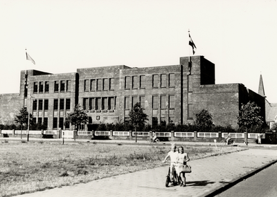 15696 De Brouwenaarstraat met het schoolgebouw van de R.H.B.S. gebouwd in 1924 en geopend op 8 jan. 1925