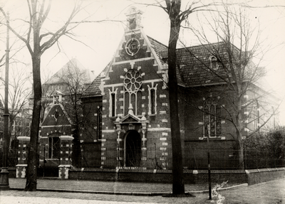 15699 De Kerk van de Doopsgezinde Gemeente aan de Van Dishoeckstraat. Op 6 juli 1890 werd de kerk ingewijd door ds. Kielstra