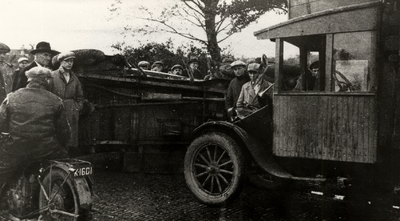 15707 Te Souburg slipte een auto, waarmee proef werd gereden, over de rails en maakte een eigenaardige buiteling. Een ...