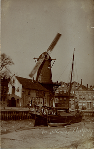 15725 Op de voorgrond de Achterhaven. Op de achtergrond de Kaaskade (links), de molen (anno 1820) en de Dam (rechts)
