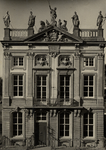 15790 Het Beeldenhuis in 1730 gebouwd aan de Dokkade waar het in 1930 is afgebroken. In 1933-1934 werd de gevel weer ...