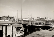 15793 Gezicht op de sluizen, het stationsplein en de aanlegsteiger van de Provinciale Stoombootdiensten.