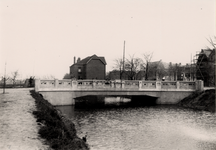 15796 De brug over de leiding net na de bouw. Deze brug verbindt de Brouwenaarstraat via de Singel met de Bonedijkestraat