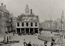 15814 Het Beursgebouw op het Beursplein, ontstond door vernieuwing in 1635 van de in 1540 gebouwde Nieuw Beurs. In 1881 ...